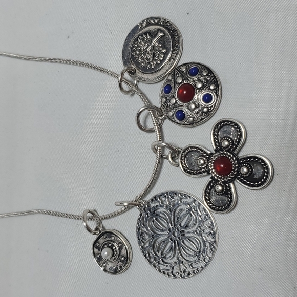 Ruff hewn silver necklace with charms - Picture 3 of 4